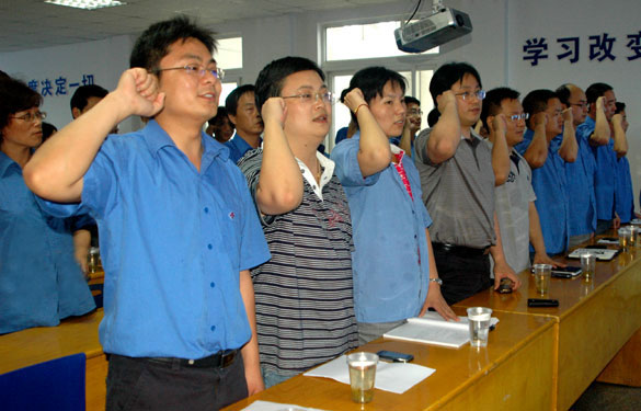 澳门免费原料召开纪念建党九十周年党员大会