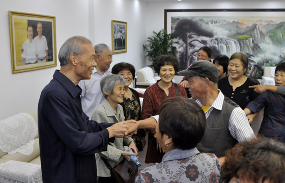 澳门免费原料召开50周年老职工座谈会