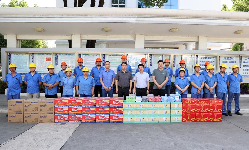 情系一线员工 共度平安夏暑 溧阳市高新区管委会来澳门免费原料开展“送清凉”慰问活动